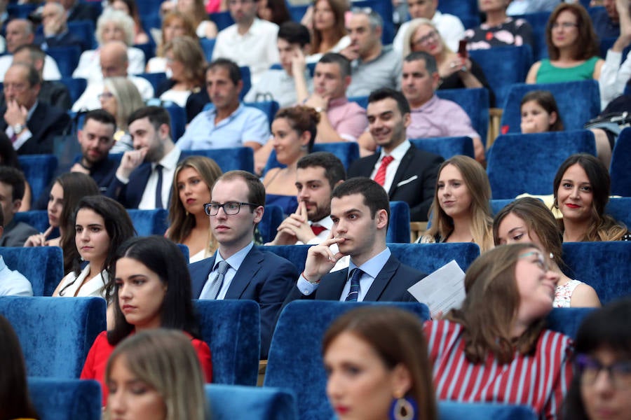 Los alumnos de la Facultad de Economía y Empresa celebran su graduación en el Palacio de Congresos de Oviedo 