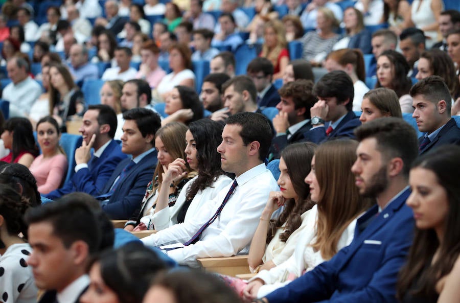 Los alumnos de la Facultad de Economía y Empresa celebran su graduación en el Palacio de Congresos de Oviedo 
