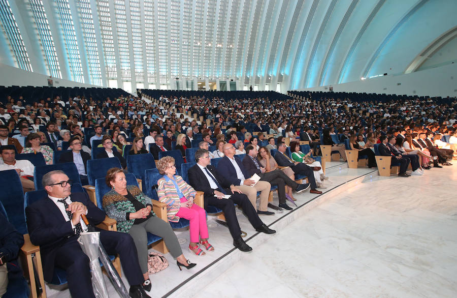 Los alumnos de la Facultad de Economía y Empresa celebran su graduación en el Palacio de Congresos de Oviedo 