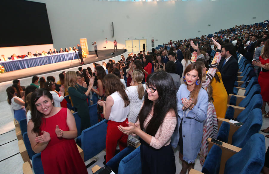 Los alumnos de la Facultad de Economía y Empresa celebran su graduación en el Palacio de Congresos de Oviedo 