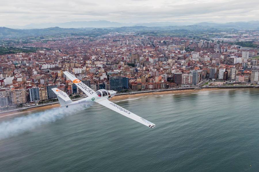Un día antes de la gran cita, vecinos y visitantes de Gijón disfrutan con las acrobacias de los aviones que participan en el Festival Aéreo de Gijón. Y es que los pilotos han ofrecido evidencias de sus habilidades durante buena parte de la mañana.