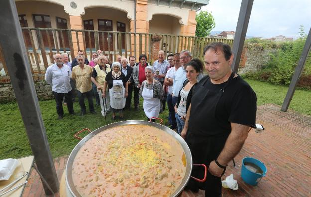 La asociación de vecinos presentó ayer el XL Festival del Arroz a la Asturiana de Miranda. 