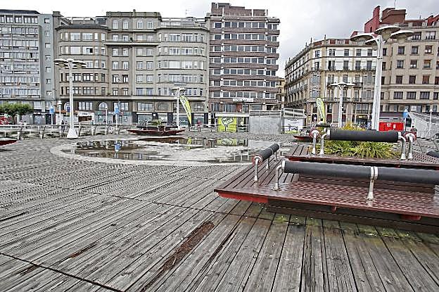 Uno de los extremos de la estructura elevada que será desmontada para colocar bancos corridos y aparcabicis a ras de suelo. El resto de la tarima será sustituida. 