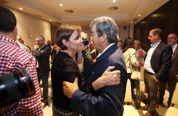 Carmen Moriyón y Francisco Álvarez-Cascos, ayer en Oviedo, saludándose antes de comenzar el acto. 