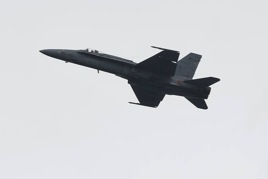 Un día antes de la gran cita, vecinos y visitantes de Gijón disfrutan con las acrobacias de los aviones que participan en el Festival Aéreo de Gijón. Y es que los pilotos han ofrecido evidencias de sus habilidades durante buena parte de la mañana.