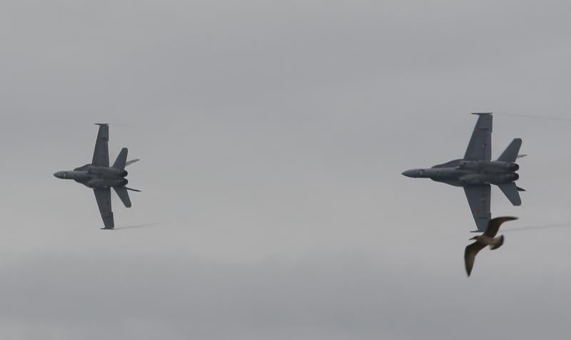 Un día antes de la gran cita, vecinos y visitantes de Gijón disfrutan con las acrobacias de los aviones que participan en el Festival Aéreo de Gijón. Y es que los pilotos han ofrecido evidencias de sus habilidades durante buena parte de la mañana.