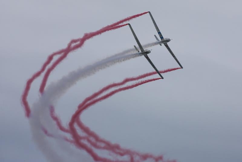 Un día antes de la gran cita, vecinos y visitantes de Gijón disfrutan con las acrobacias de los aviones que participan en el Festival Aéreo de Gijón. Y es que los pilotos han ofrecido evidencias de sus habilidades durante buena parte de la mañana.