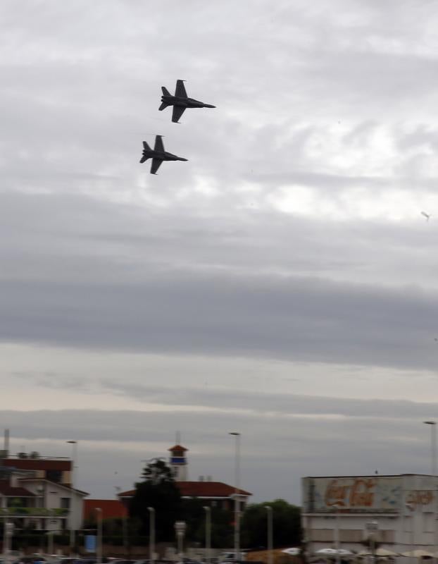 Un día antes de la gran cita, vecinos y visitantes de Gijón disfrutan con las acrobacias de los aviones que participan en el Festival Aéreo de Gijón. Y es que los pilotos han ofrecido evidencias de sus habilidades durante buena parte de la mañana.