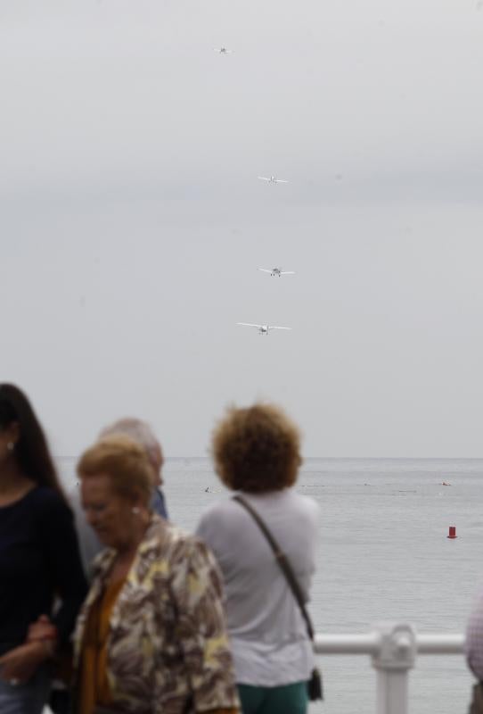 Un día antes de la gran cita, vecinos y visitantes de Gijón disfrutan con las acrobacias de los aviones que participan en el Festival Aéreo de Gijón. Y es que los pilotos han ofrecido evidencias de sus habilidades durante buena parte de la mañana.
