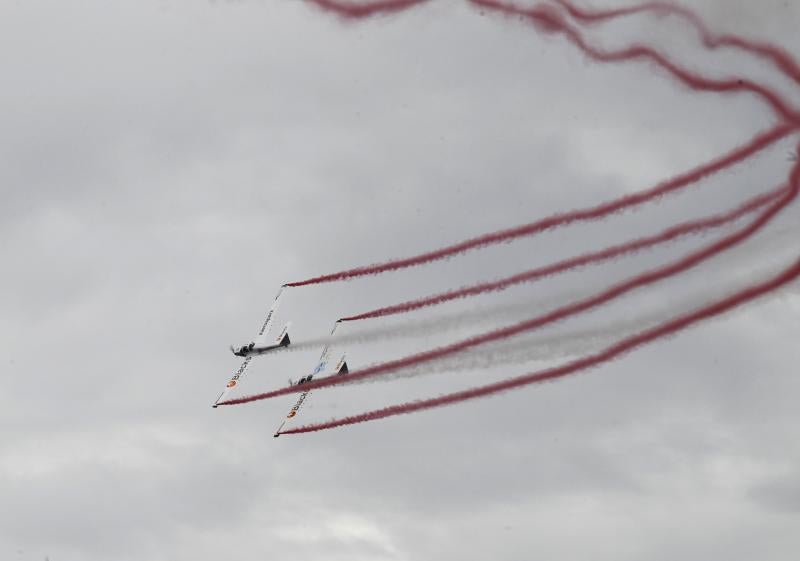 Un día antes de la gran cita, vecinos y visitantes de Gijón disfrutan con las acrobacias de los aviones que participan en el Festival Aéreo de Gijón. Y es que los pilotos han ofrecido evidencias de sus habilidades durante buena parte de la mañana.