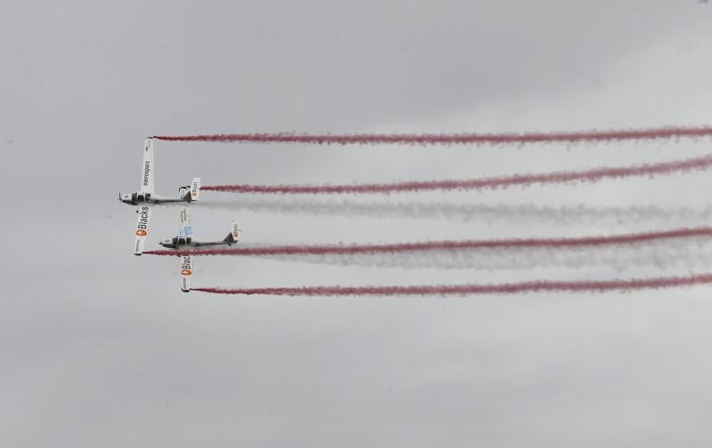 Un día antes de la gran cita, vecinos y visitantes de Gijón disfrutan con las acrobacias de los aviones que participan en el Festival Aéreo de Gijón. Y es que los pilotos han ofrecido evidencias de sus habilidades durante buena parte de la mañana.