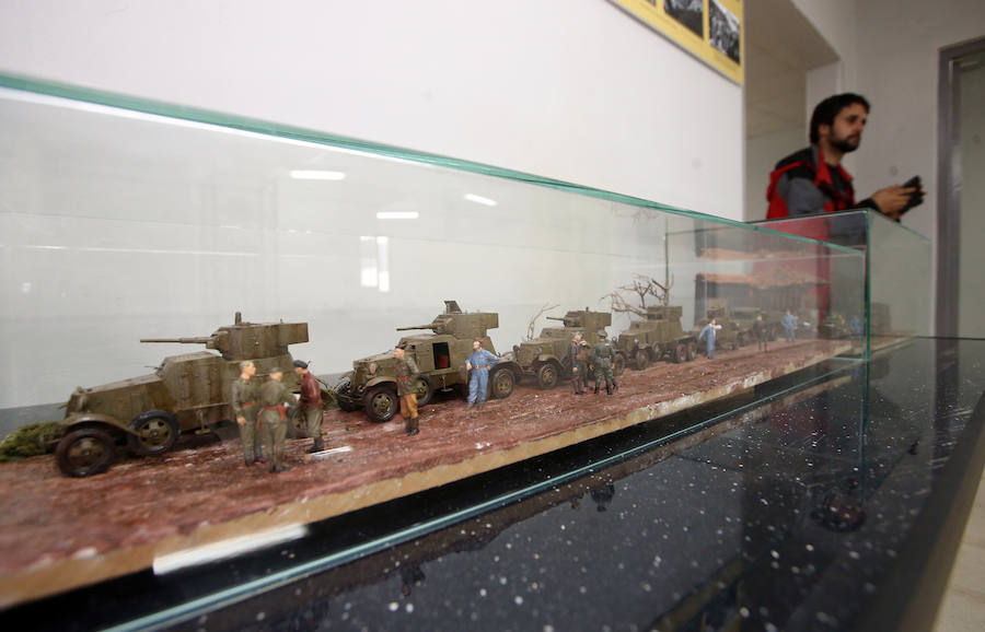 La muestra incluye más de 200 piezas originales, paneles, fotografías, maquetas, dioramas y pantallas táctiles con abundante información y fotografías de las piezas expuestas.