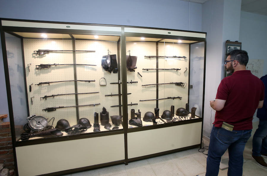 La muestra incluye más de 200 piezas originales, paneles, fotografías, maquetas, dioramas y pantallas táctiles con abundante información y fotografías de las piezas expuestas.