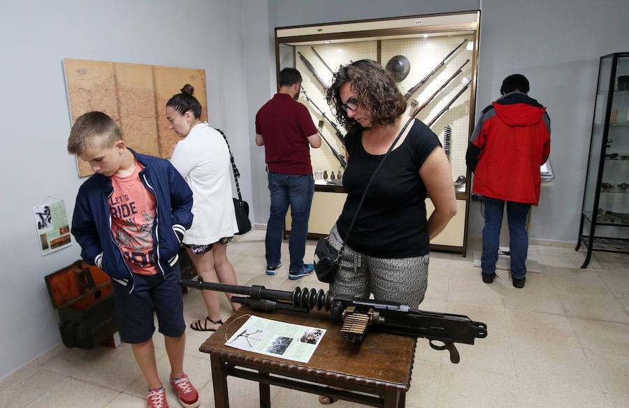 La muestra incluye más de 200 piezas originales, paneles, fotografías, maquetas, dioramas y pantallas táctiles con abundante información y fotografías de las piezas expuestas.