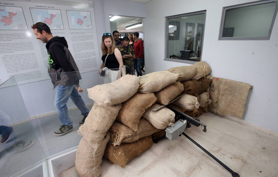 La muestra incluye más de 200 piezas originales, paneles, fotografías, maquetas, dioramas y pantallas táctiles con abundante información y fotografías de las piezas expuestas.