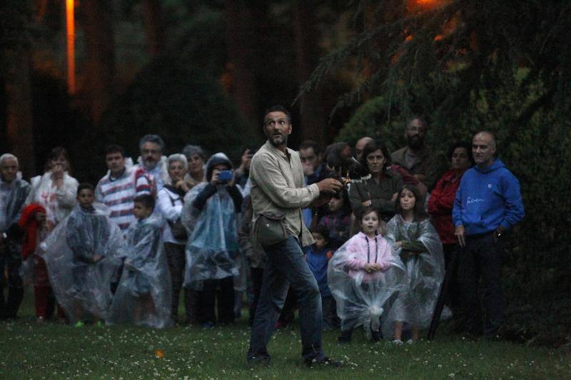 El público familiar no quiso perderse el vuelo de las aves rapaces que se exhibió en el jardín gijonés.