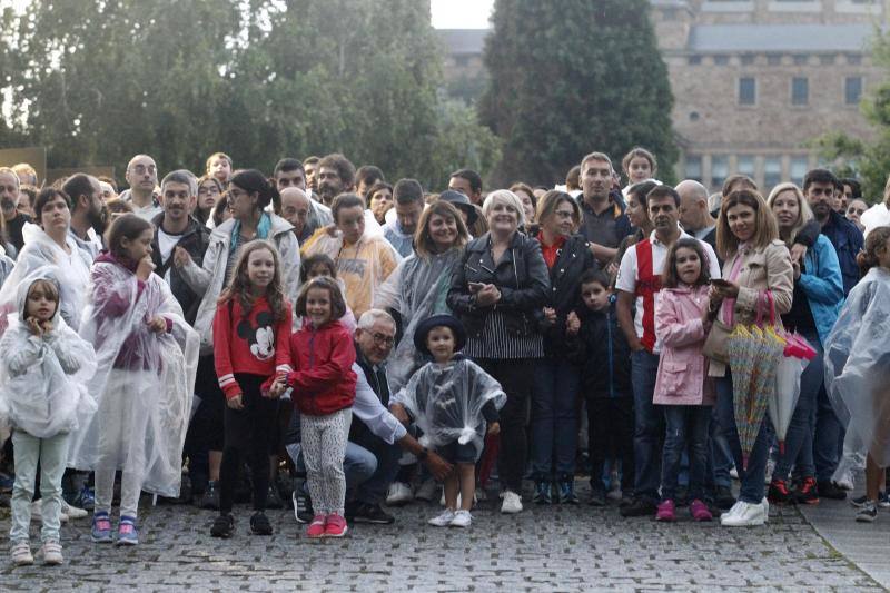 El público familiar no quiso perderse el vuelo de las aves rapaces que se exhibió en el jardín gijonés.