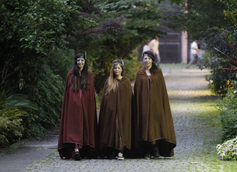 El público familiar no quiso perderse el vuelo de las aves rapaces que se exhibió en el jardín gijonés.