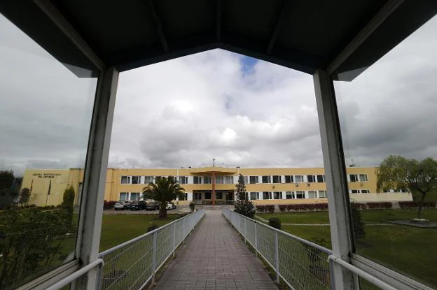 Acceso a las instalaciones del centro penitenciario de Asturias. 