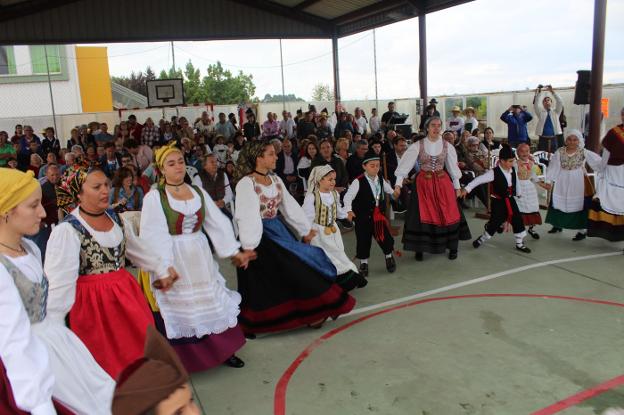 El grupo folclórico Les Xanines, de Quintes, durante su actuación. 