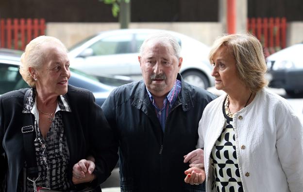 María Jesús Iglesias y José Ángel Fernández Villa, el pasado miércoles, de camino a la Audiencia Provincial. 