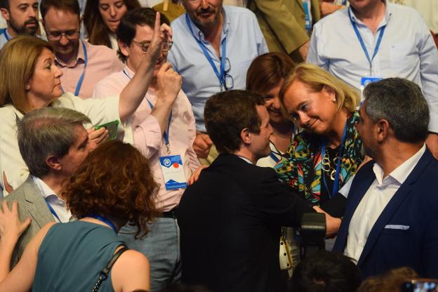 Mercedes Fernández felicita a Pablo Casado tras ser proclamado presidente del PP. 