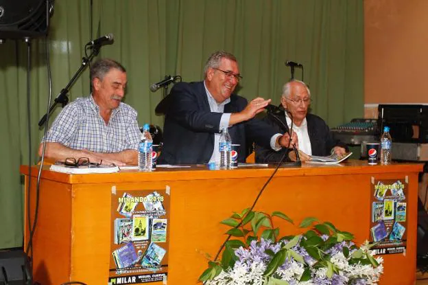 Félix Rodríguez, José María Urbano y José Manuel Feito, durante la lectura del pregón ayer en Miranda. 