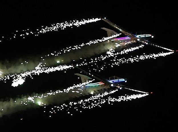 Estelas. Los dos motoveleros de AeroSparx, durante uno de sus cruces mientras dejan detrás una estela de fuegos artificiales. 