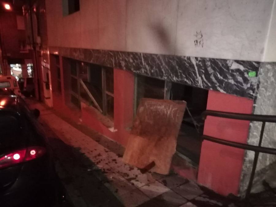 Fotos: Multitud de daños en Cangas del Narcea por una explosión pirotécnica