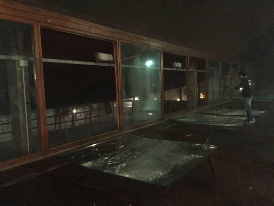 Fotos: Multitud de daños en Cangas del Narcea por una explosión pirotécnica