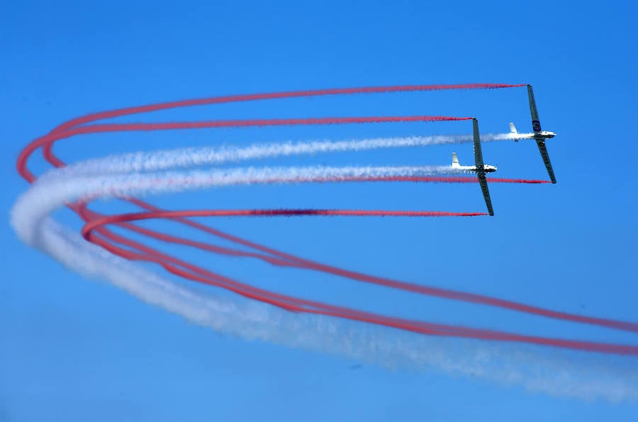 Miles de personas disfrutan en Gijón de una nueva edición del Festival Aéreo, en el que los pilotos han demostrado sus habilidades con un amplio abanico de acrobacias aéreas.