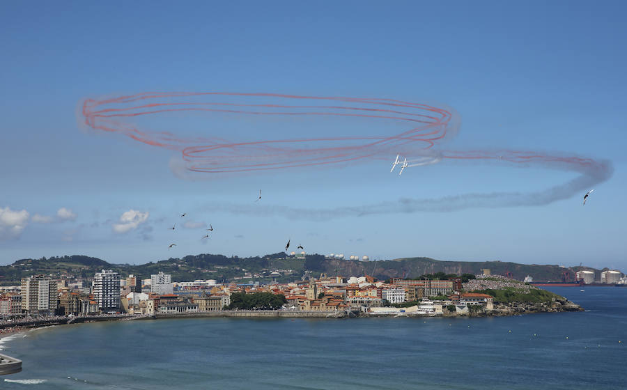Miles de personas disfrutan en Gijón de una nueva edición del Festival Aéreo, en el que los pilotos han demostrado sus habilidades con un amplio abanico de acrobacias aéreas.