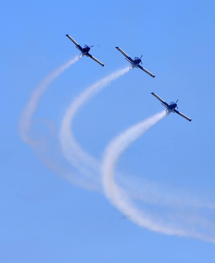 Miles de personas disfrutan en Gijón de una nueva edición del Festival Aéreo, en el que los pilotos han demostrado sus habilidades con un amplio abanico de acrobacias aéreas.