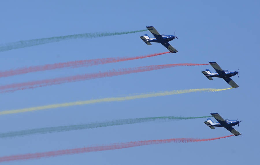 Miles de personas disfrutan en Gijón de una nueva edición del Festival Aéreo, en el que los pilotos han demostrado sus habilidades con un amplio abanico de acrobacias aéreas.