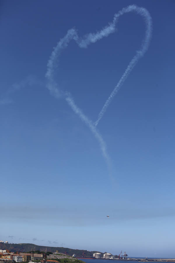 Miles de personas disfrutan en Gijón de una nueva edición del Festival Aéreo, en el que los pilotos han demostrado sus habilidades con un amplio abanico de acrobacias aéreas.
