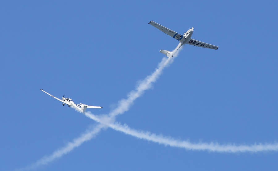 Miles de personas disfrutan en Gijón de una nueva edición del Festival Aéreo, en el que los pilotos han demostrado sus habilidades con un amplio abanico de acrobacias aéreas.