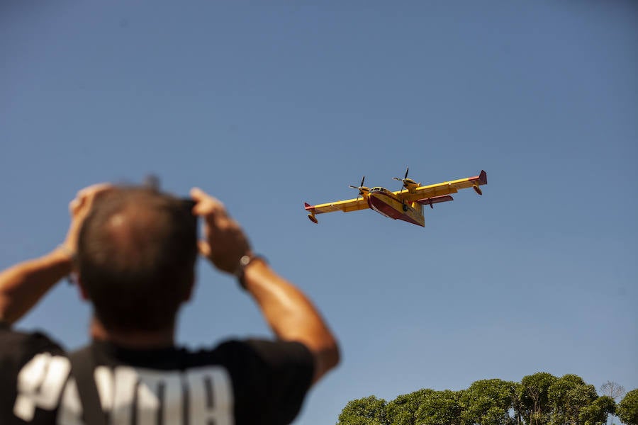 Miles de personas disfrutan en Gijón de una nueva edición del Festival Aéreo, en el que los pilotos han demostrado sus habilidades con un amplio abanico de acrobacias aéreas.