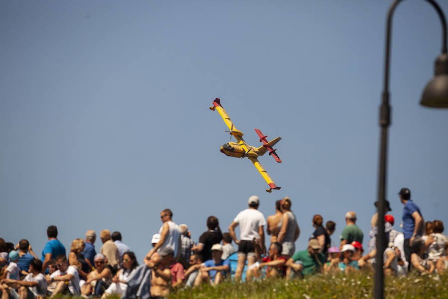 Miles de personas disfrutan en Gijón de una nueva edición del Festival Aéreo, en el que los pilotos han demostrado sus habilidades con un amplio abanico de acrobacias aéreas.