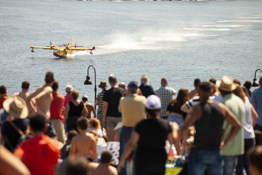 Miles de personas disfrutan en Gijón de una nueva edición del Festival Aéreo, en el que los pilotos han demostrado sus habilidades con un amplio abanico de acrobacias aéreas.