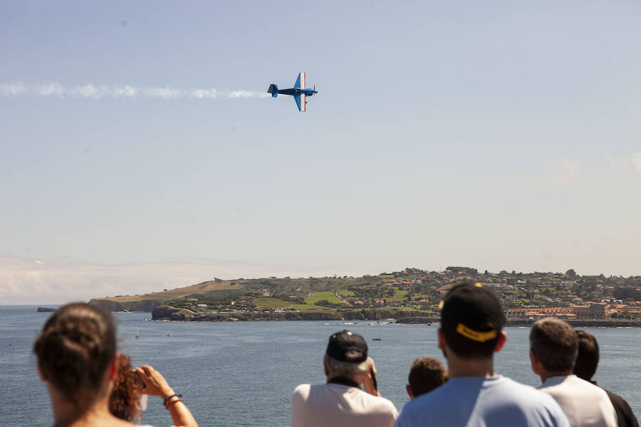 Miles de personas disfrutan en Gijón de una nueva edición del Festival Aéreo, en el que los pilotos han demostrado sus habilidades con un amplio abanico de acrobacias aéreas.