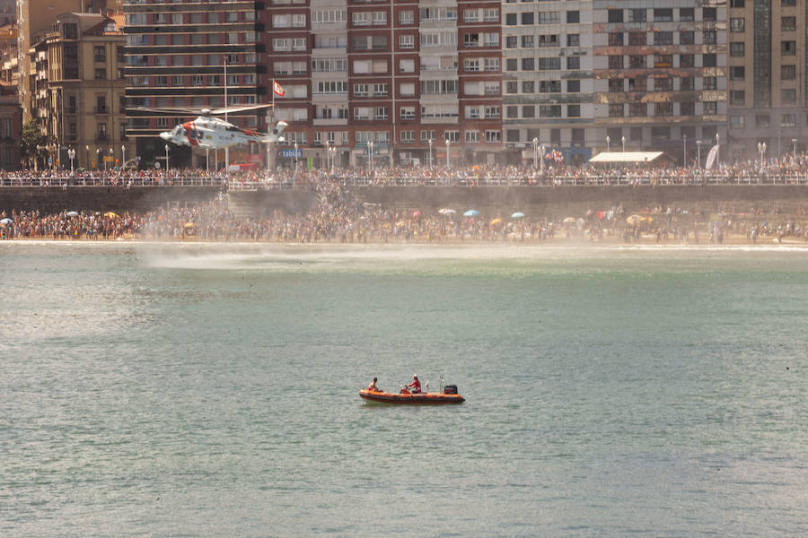 Miles de personas disfrutan en Gijón de una nueva edición del Festival Aéreo, en el que los pilotos han demostrado sus habilidades con un amplio abanico de acrobacias aéreas.