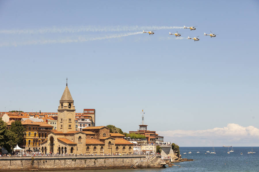 Miles de personas disfrutan en Gijón de una nueva edición del Festival Aéreo, en el que los pilotos han demostrado sus habilidades con un amplio abanico de acrobacias aéreas.
