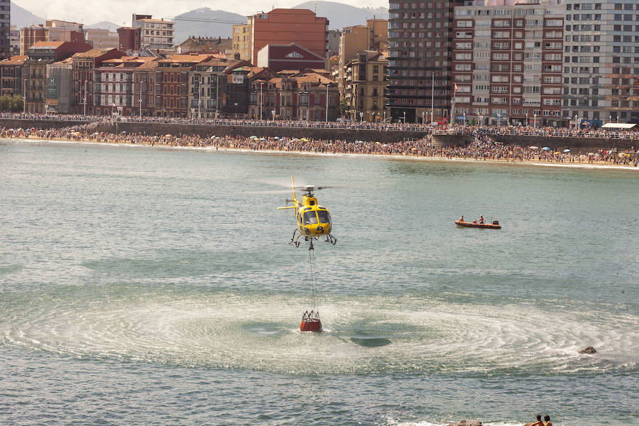 Miles de personas disfrutan en Gijón de una nueva edición del Festival Aéreo, en el que los pilotos han demostrado sus habilidades con un amplio abanico de acrobacias aéreas.