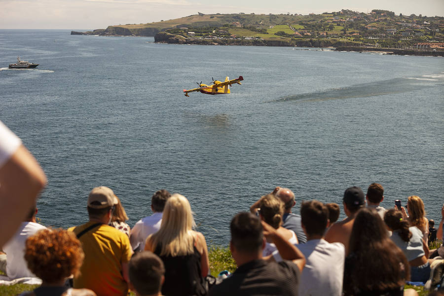 Miles de personas disfrutan en Gijón de una nueva edición del Festival Aéreo, en el que los pilotos han demostrado sus habilidades con un amplio abanico de acrobacias aéreas.