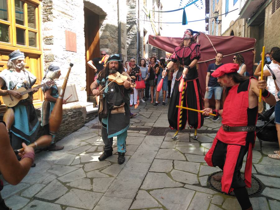 Durante la jornada, Leandro de Méndez y Leticia de Avello contrajeron matrimonio en la recreación de una boda Medieval.