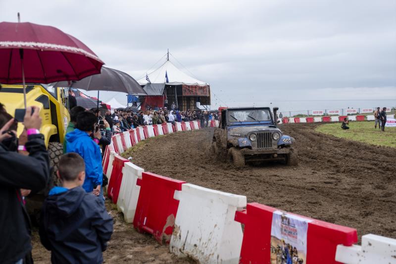 El mal tiempo, que convirtió el entorno en un barrizal, no mermo un ápice la fiesta en torno al Motorbeach de Caravia.
