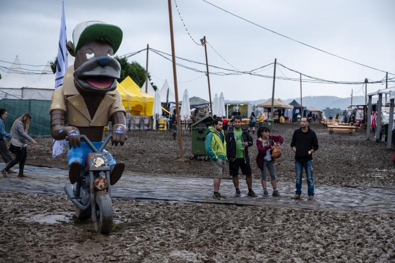 El mal tiempo, que convirtió el entorno en un barrizal, no mermo un ápice la fiesta en torno al Motorbeach de Caravia.