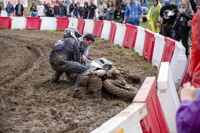 El mal tiempo, que convirtió el entorno en un barrizal, no mermo un ápice la fiesta en torno al Motorbeach de Caravia.