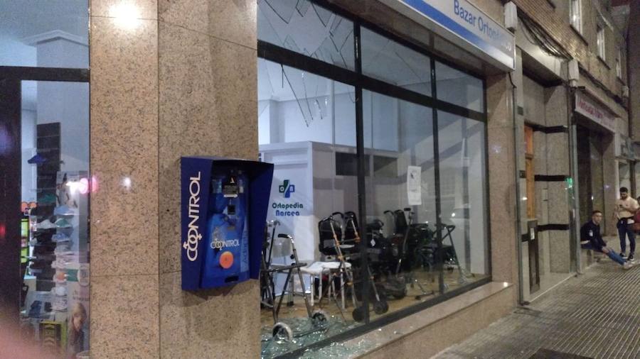 Fotos: Cangas del Narcea, inundado de cristales por el estallido durante la exhibición pirotécnica