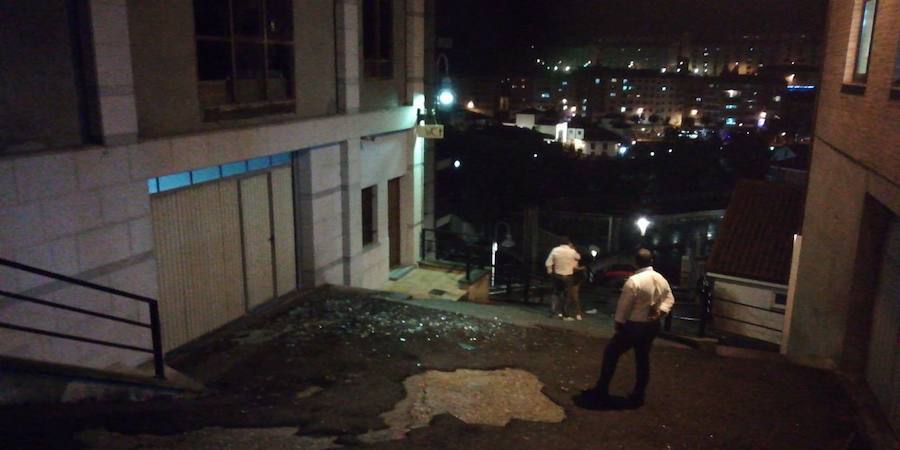 Fotos: Cangas del Narcea, inundado de cristales por el estallido durante la exhibición pirotécnica